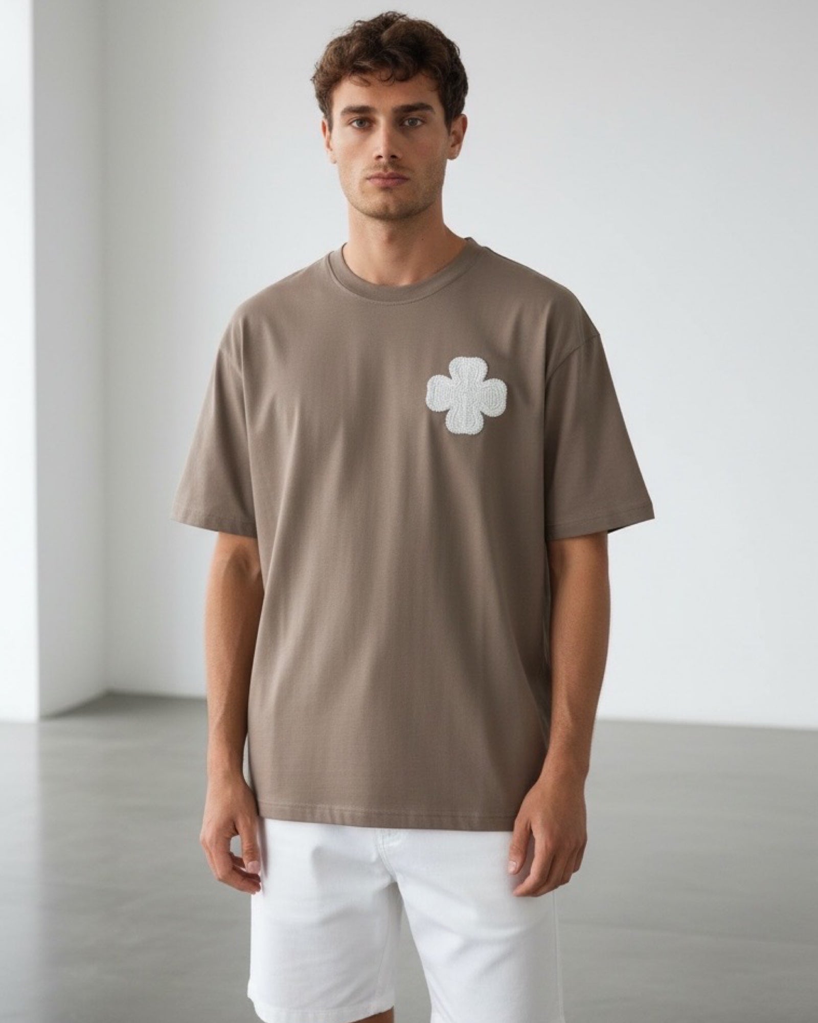 T-SHIRT REGULAR BRODÉ TRÈFLE